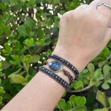 Carregar imagem no visualizador da galeria, Bracelete Labradorita Serena 3voltas -PEDRA PEQUENA