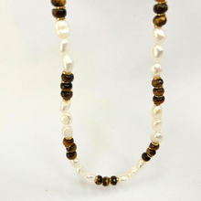 Carregar imagem no visualizador da galeria, Colar de Pérolas com Olho de Tigre Elegance 45cm - Império Stone