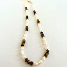 Carregar imagem no visualizador da galeria, Colar de Pérolas com Olho de Tigre Elegance 45cm - Império Stone